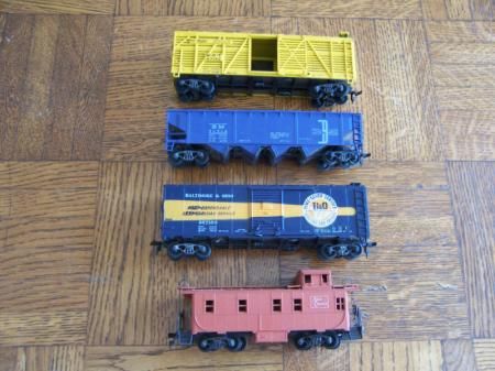 Lot of 4 Vintage HO Model Train Cars Caboose Freight  